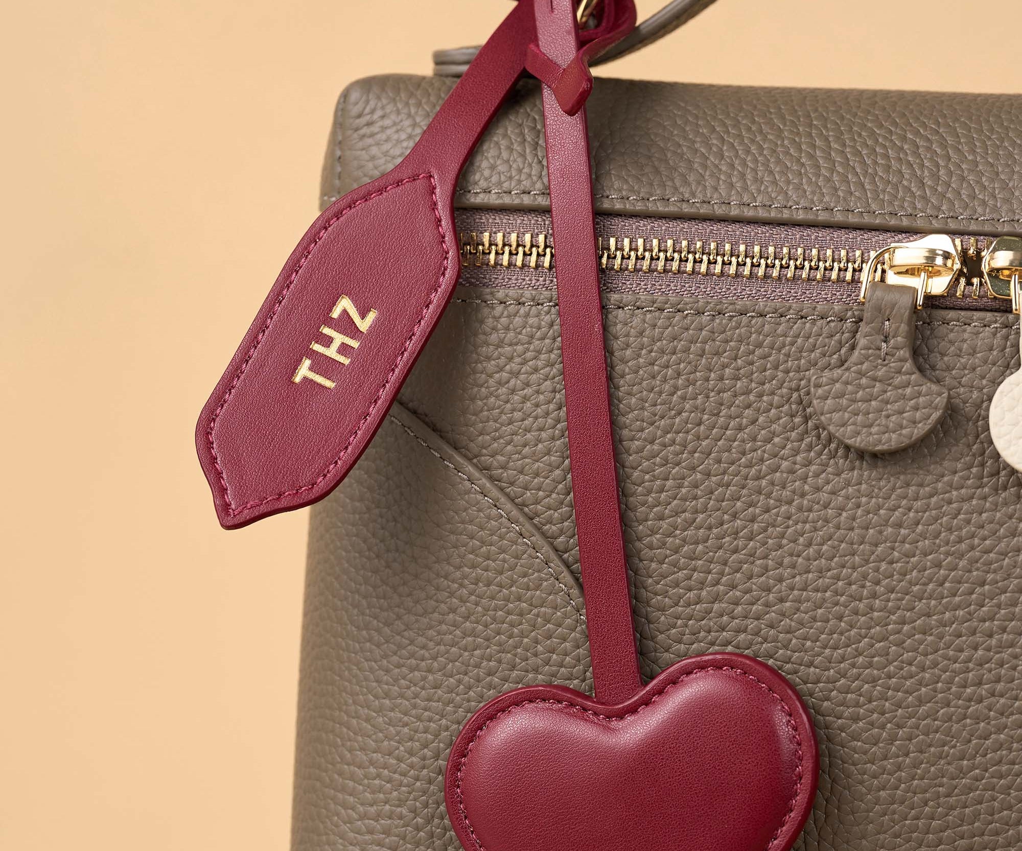 OLEADA NYC Apparel and Accessories > Women > Small Leather Goods > Leather Cardholder Color_Amour Festival Charm