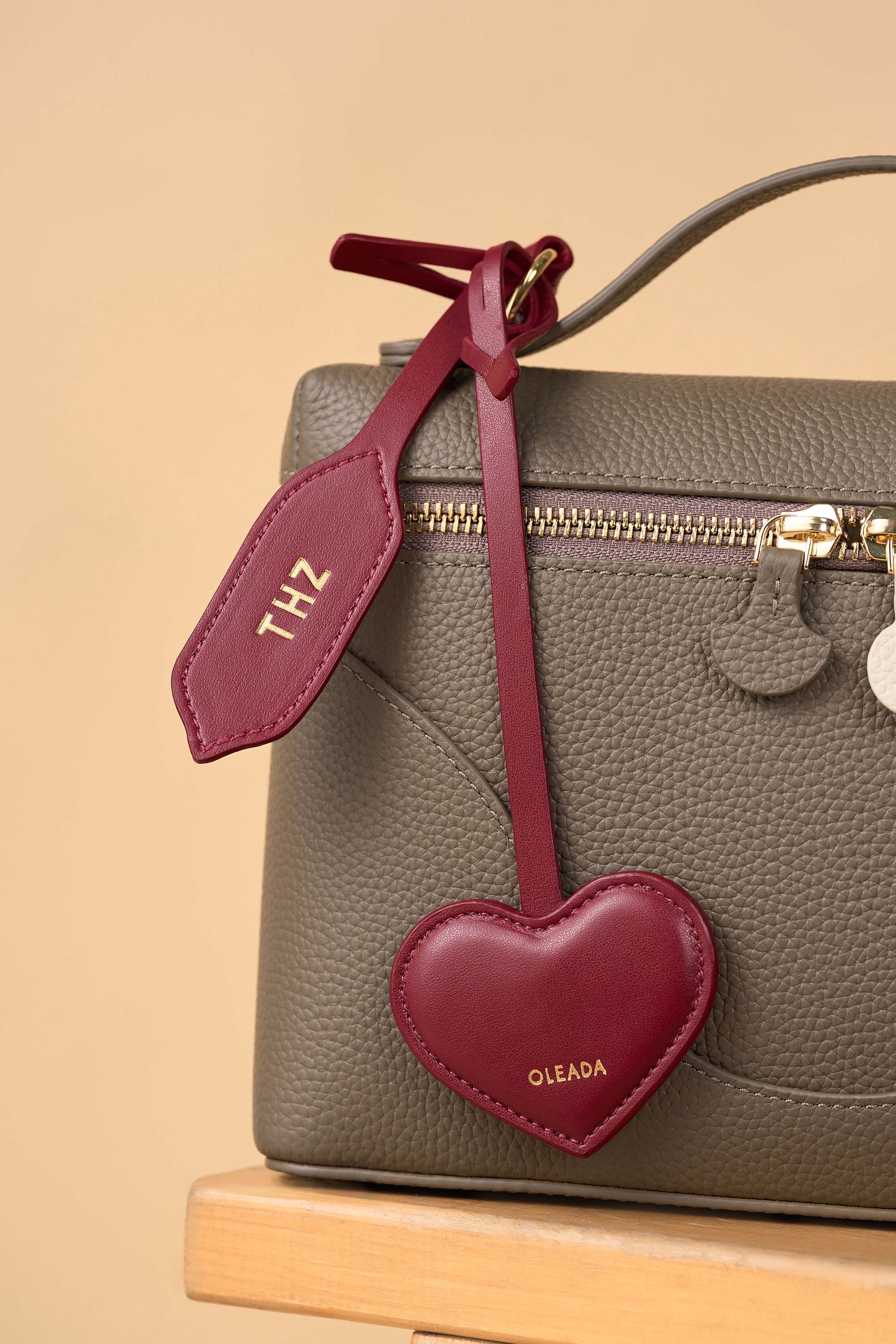 OLEADA NYC Apparel and Accessories > Women > Small Leather Goods > Leather Cardholder Color_Amour Festival Charm