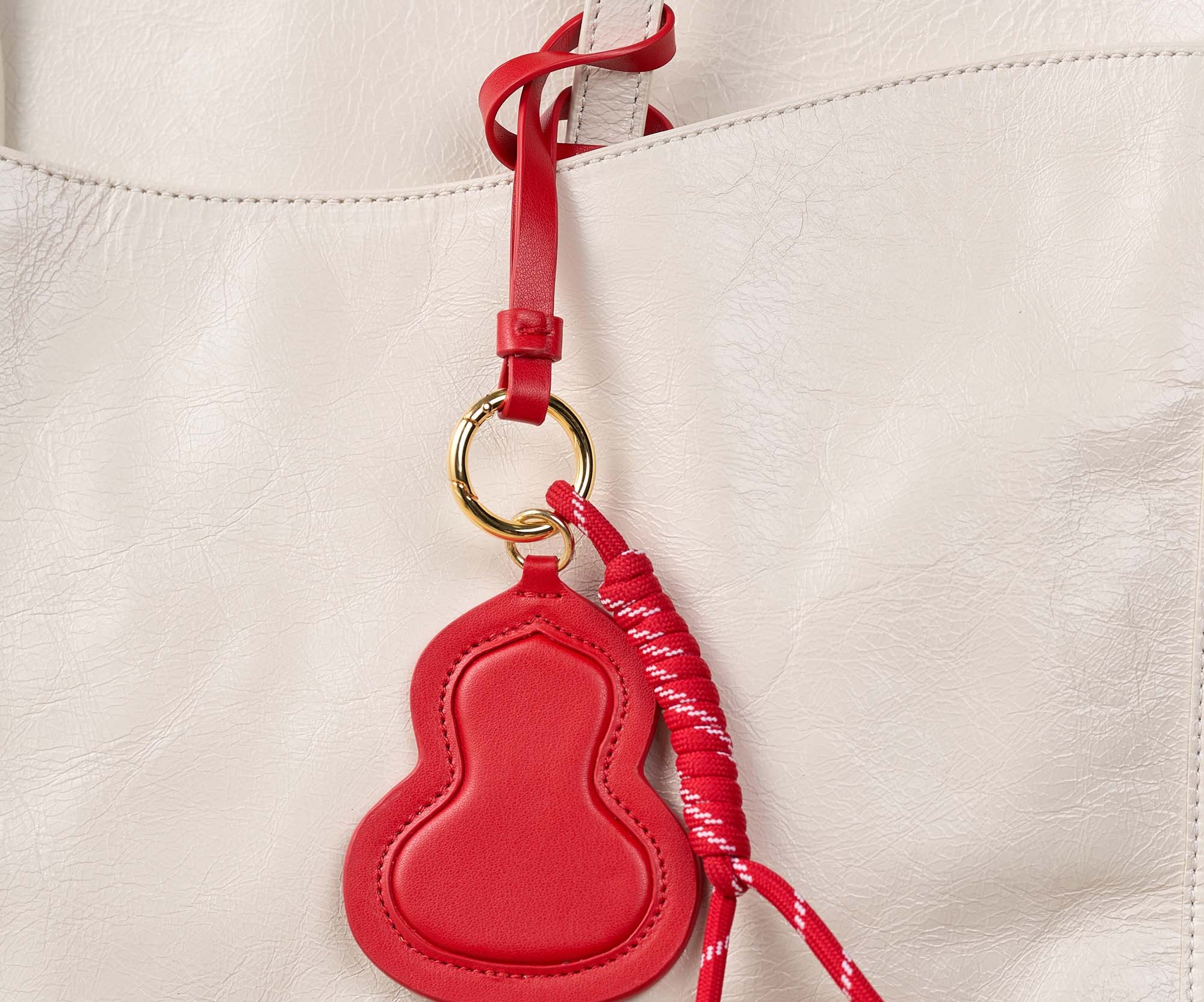 OLEADA NYC Apparel and Accessories > Women > Small Leather Goods > Leather Cardholder Color_Hulu Festival Charm