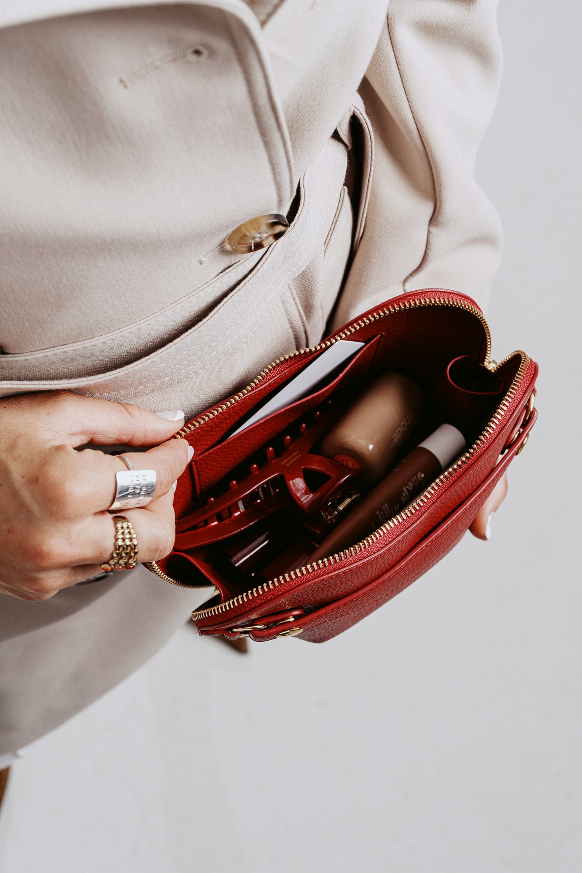 OLEADA NYC Apparel and Accessories > Women > Small Leather Goods > Leather Case Large Le Coeur