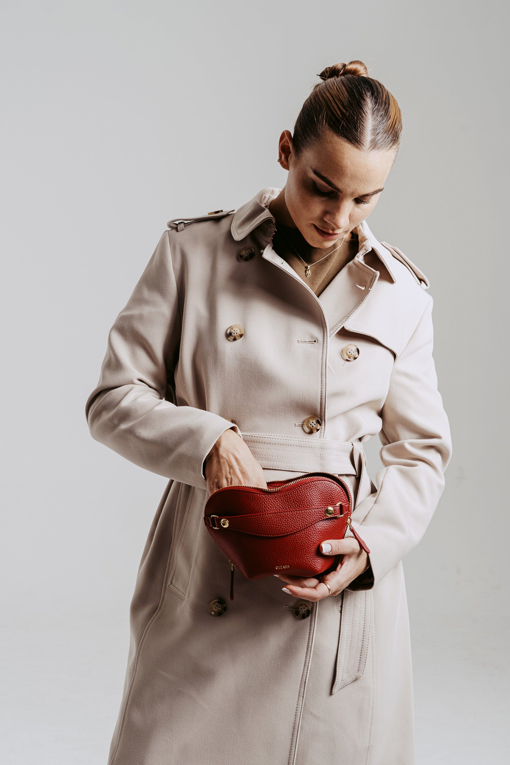 OLEADA NYC Apparel and Accessories > Women > Small Leather Goods > Leather Case Large Le Coeur