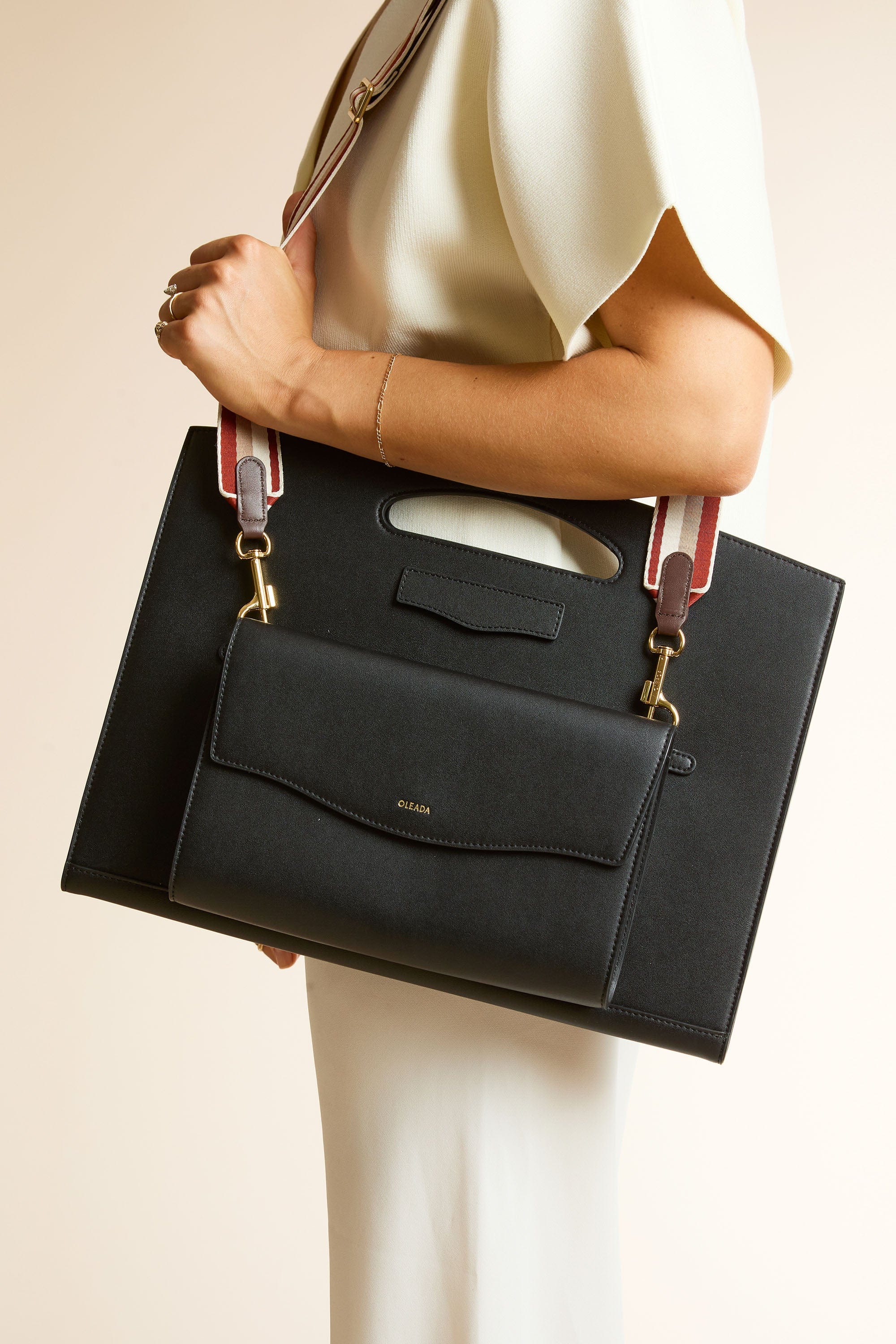 OLEADA NYC Women Work Leather Bag > Business Laptop Sleeve > 16 Inch Laptop Bag > Portable Laptop Briefcase > MacBook Pro Laptop Sleeve Color_Onyx Captain Sleeve Suite Plus