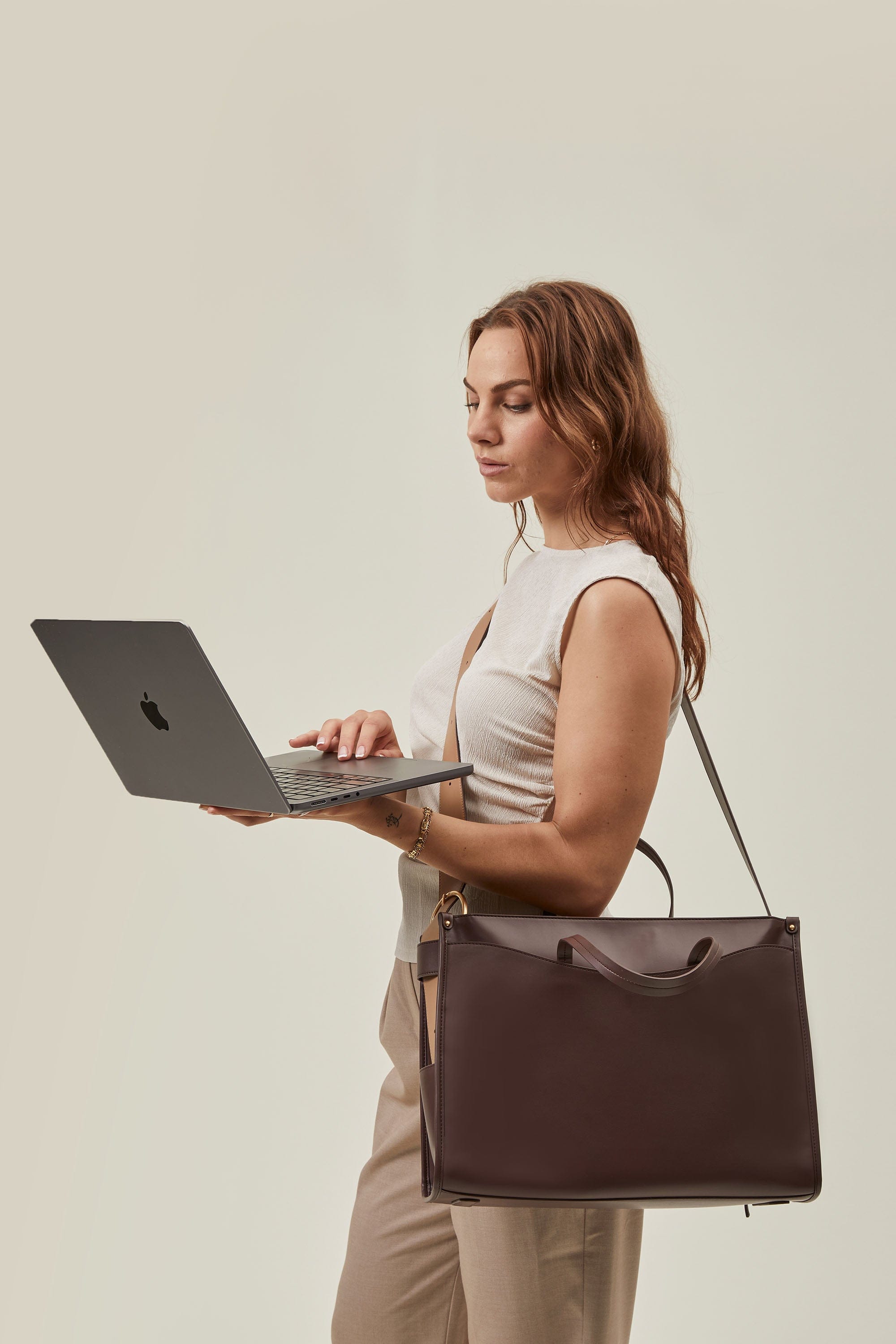 OLEADA NYC Work Tote Bag > Leather Work Tote For Women > Large Capacity Bag > 16 Inch Laptop Bag > Convertible To Shoulder Bag Reverie Tote